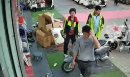 免费帮修车后男孩执意要付钱