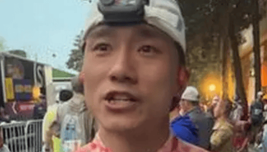 男子穿红旗袍跑汉马