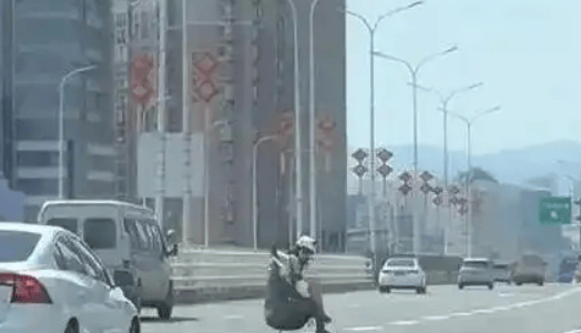 南昌一女子搭降落伞空降桥面
