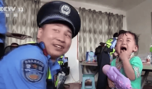 泼水节民警2小时捡12个小孩