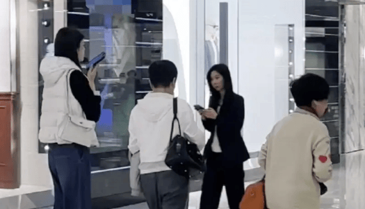 奚梦瑶和婆婆逛商场