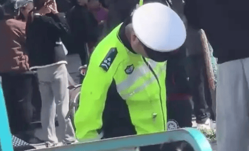 执勤交警低头发现自己穿错鞋