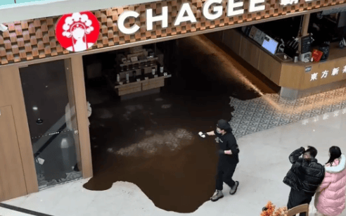 霸王茶姬顶部流大量棕色污水