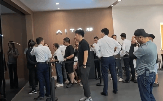车展问界M9被全黑玻璃房围挡？需要邀约才能进入