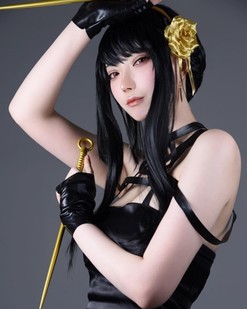 cosplay图赏:樱花妹cos《电锯人》玛奇玛 御姐气质身材还原