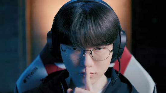 faker出演韩国人气男团新歌mv!做出经典手势