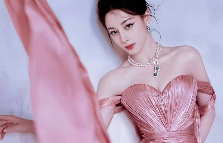 迪丽热巴海边度假照曝光！粉色比基尼秀完美曲线