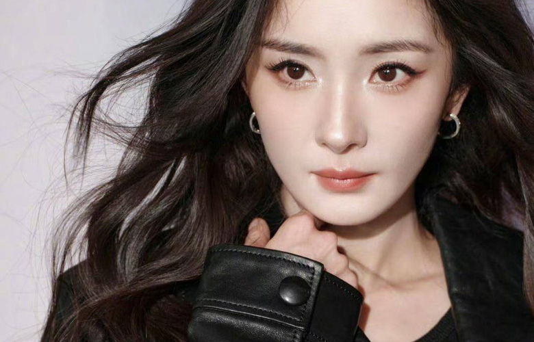 杨幂皮革风穿搭优雅又酷飒，堪比少女！