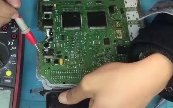 汽车仪表维修：点亮安全警示的灯火