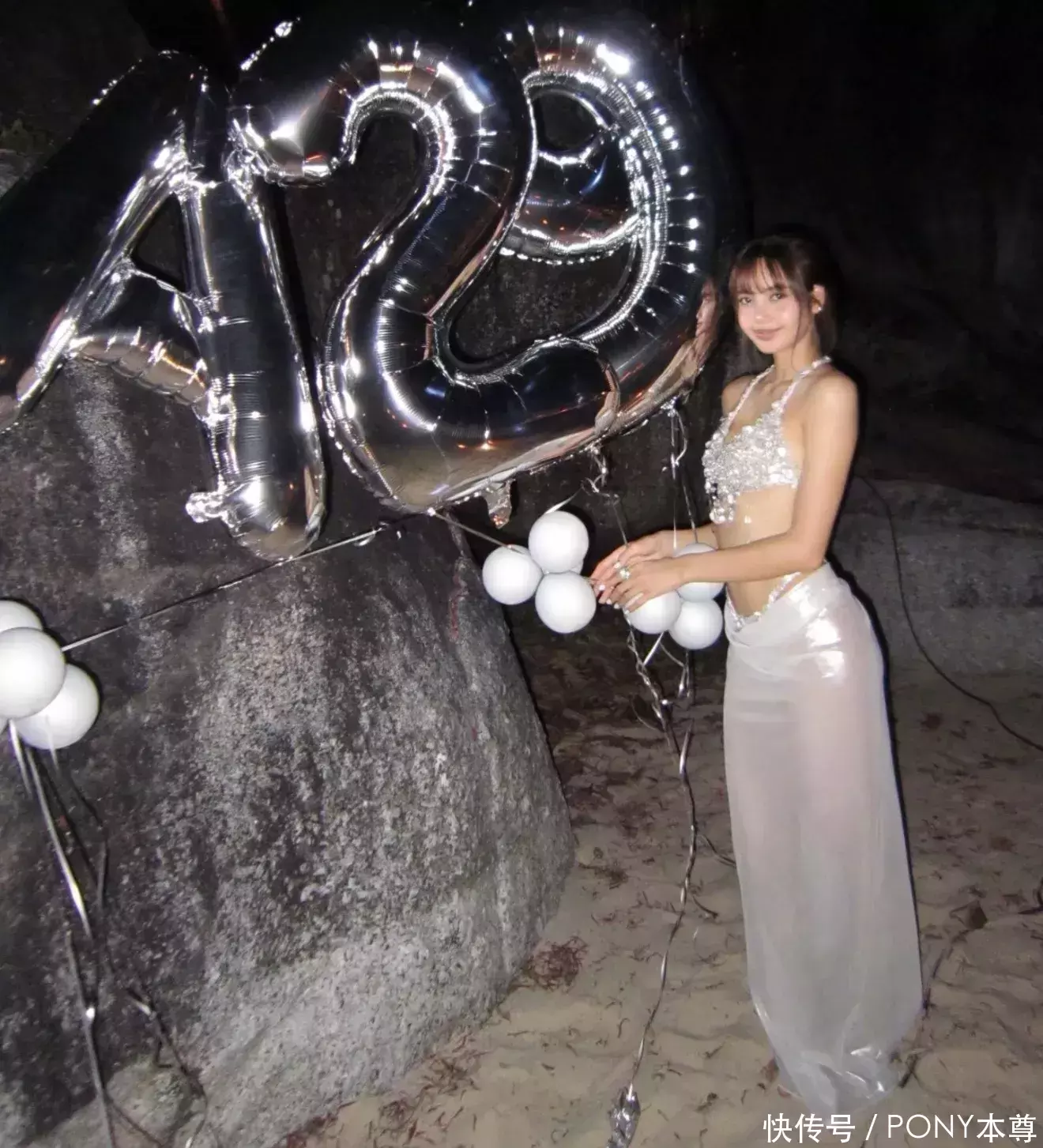 Lisa海岛庆生排面好大！穿钻石吊带、果冻芭蕾鞋，曼妙身材太迷人 - 360娱乐，你开心就好