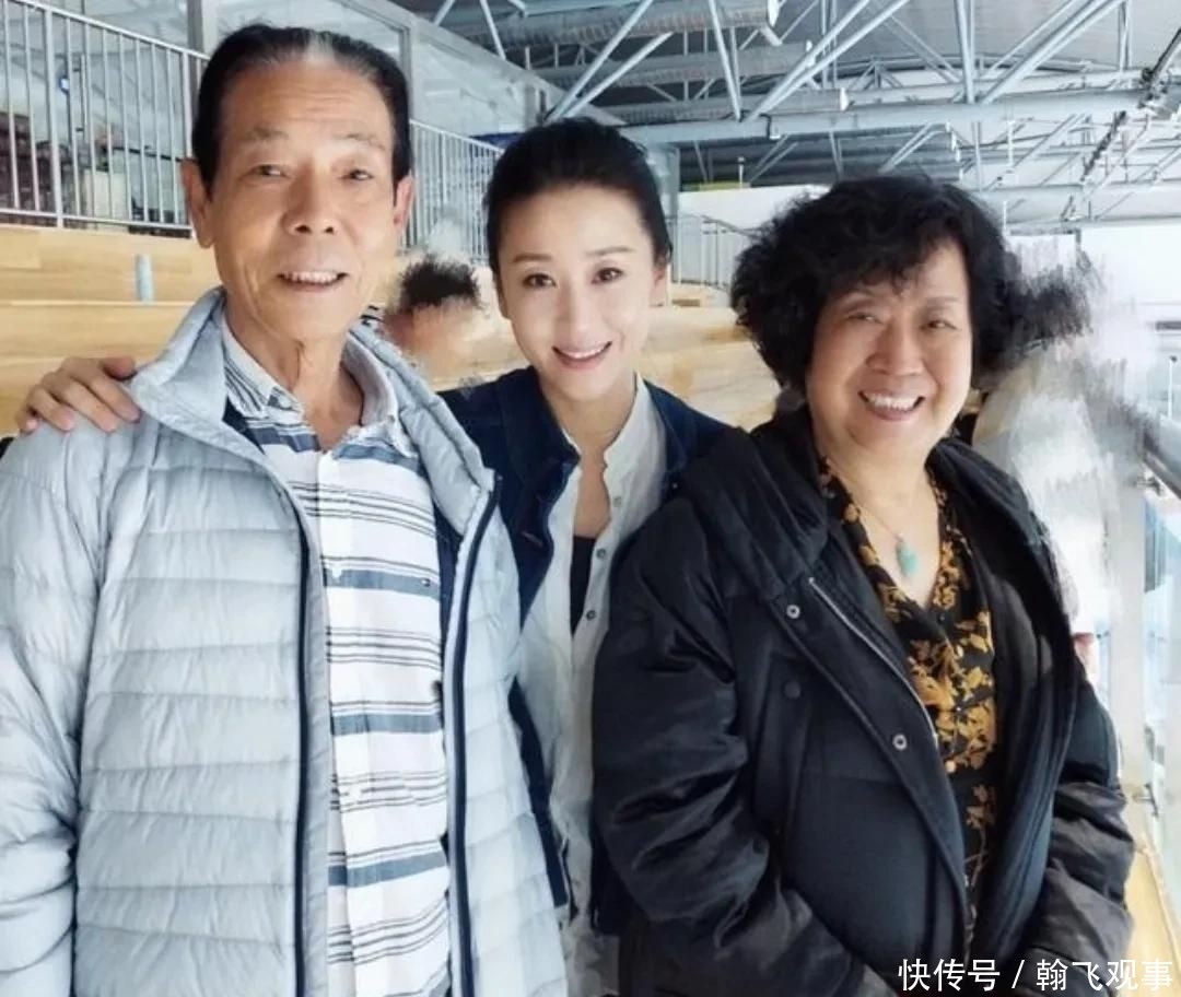 苗圃晒老公背影,一家四口都是高颜值,家中养了好多动物