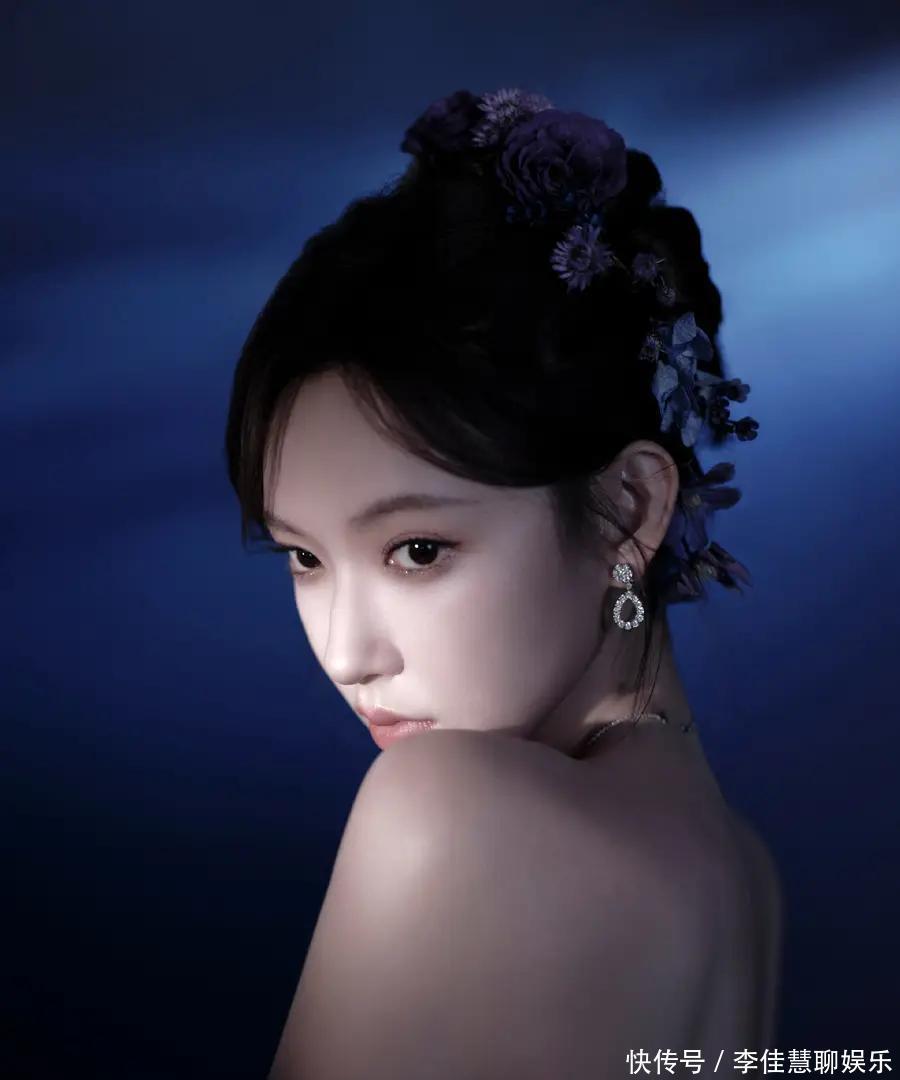 程潇穿闪闪发光的蓝色长裙,像童话里的美人鱼一样梦幻