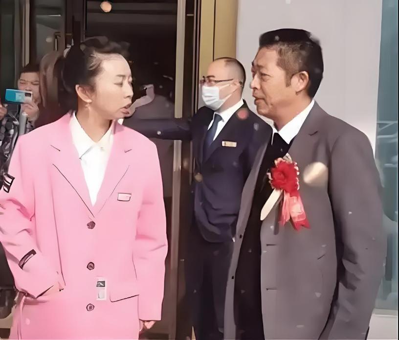 田静与父亲互动，细节暴露内幕，旅游是假象原来另有目的 - 360娱乐，你开心就好