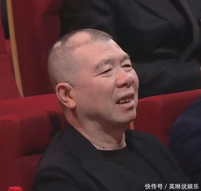 天呀，66岁冯小刚近照曝光，头皮秃了一大块，牙齿稀疏牙缝大 - 360娱乐，你开心就好