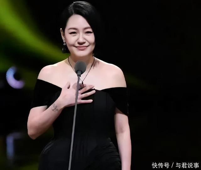 S妈手捧小S奖杯落泪！家中大S遗像疑曝光，一个细节暴露小心思 - 360娱乐，你开心就好
