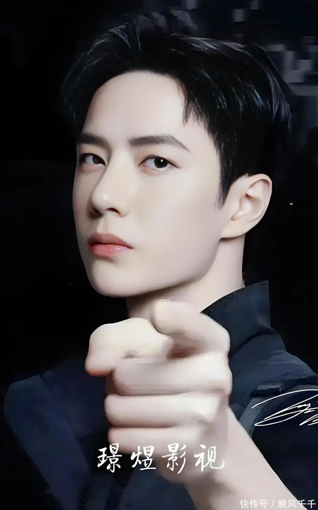 王一博眼神深邃,仿佛在诉说着无尽的故事,让人不禁为之倾倒