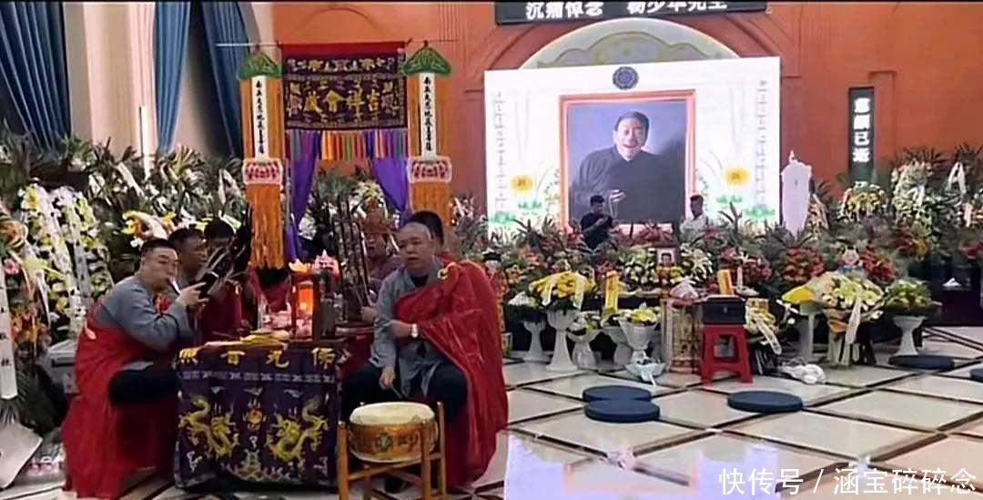 杨少华葬礼现场好热闹，杂技唱戏c吹拉弹唱，大儿子打幡摔碗送行 - 360娱乐，你开心就好