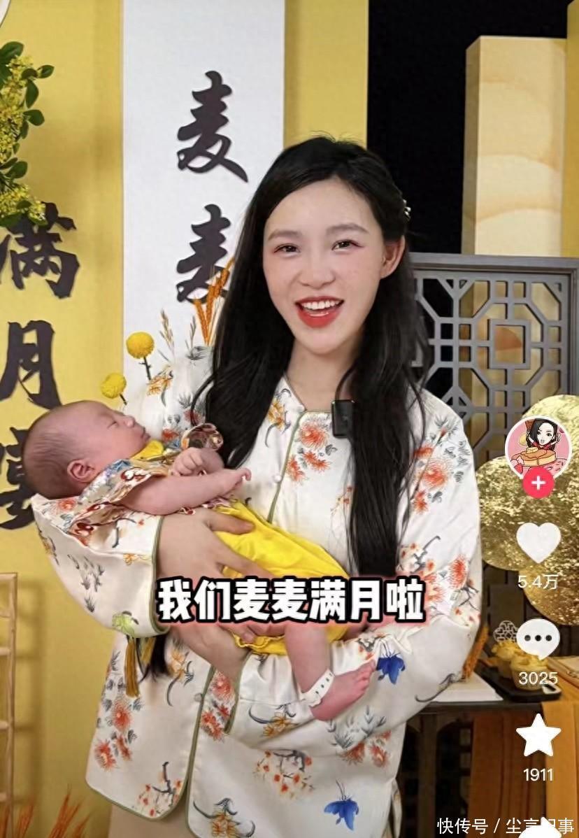 小贝饿了儿子满月!四代同堂,婆家人惹热议!老公罕露脸满头白发
