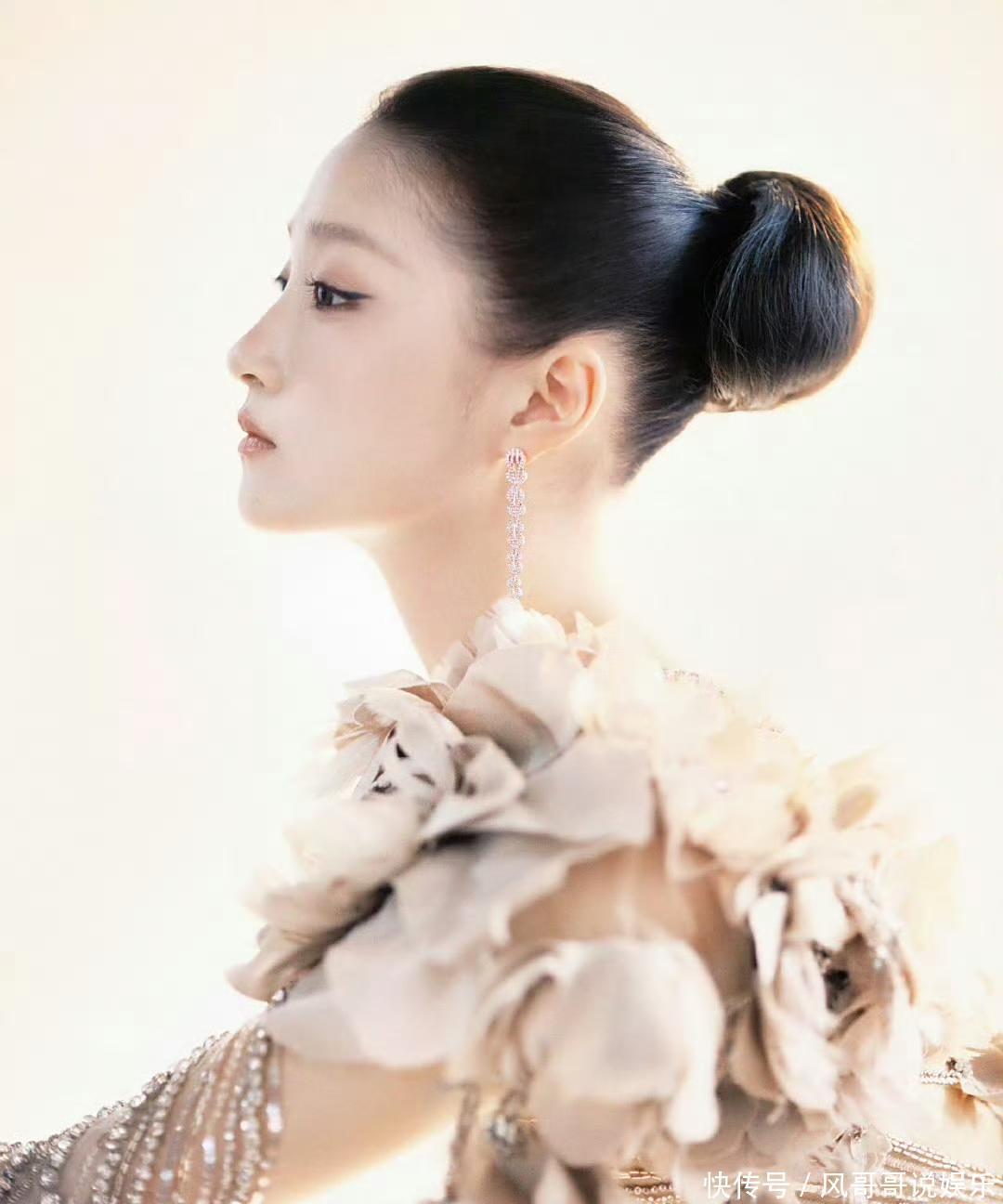 形象特点:在这张照片中,关晓彤妆容精致,侧脸轮廓分明,展现出一种温婉