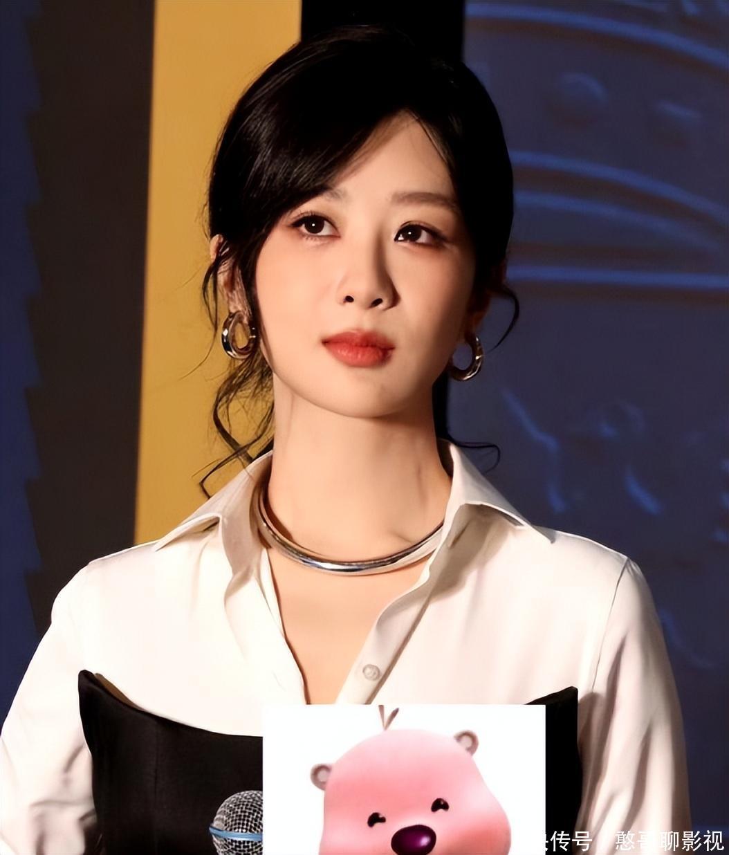 大家都知道,工作室发的图都是精修过,照片里面的杨紫美丽,自信,大方