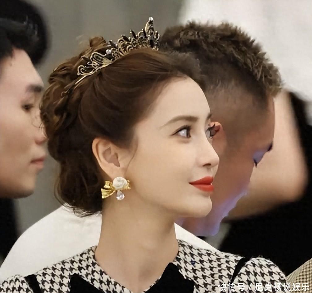 杨颖亮相时装周:20万行头难掩尴尬表情,离婚三年她回不去了? - 360娱乐,你开心就好