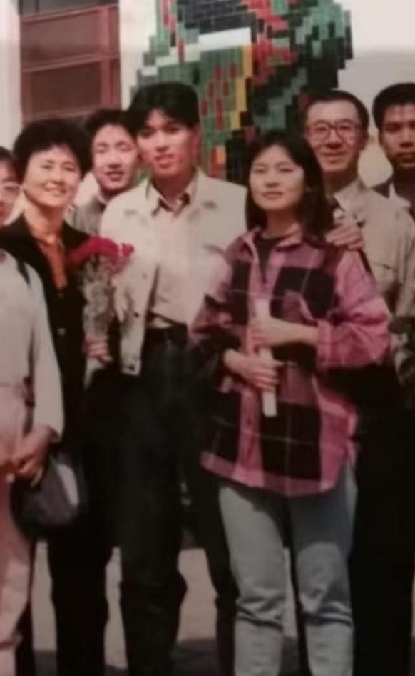 56岁高晓松与高中女友相约聚会，晒二人恋爱时合影，被嘲像两代人 - 360娱乐，你开心就好