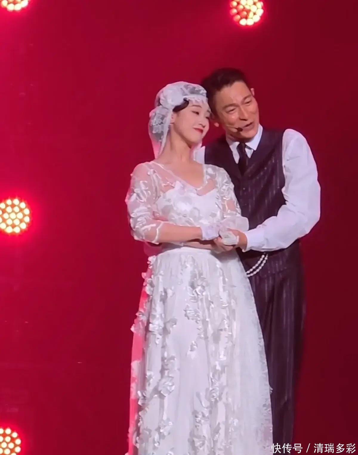 刘德华的上海演唱会,伴舞穿上婚纱颜值高,和天王亲密互动 - 360娱乐,你开心就好