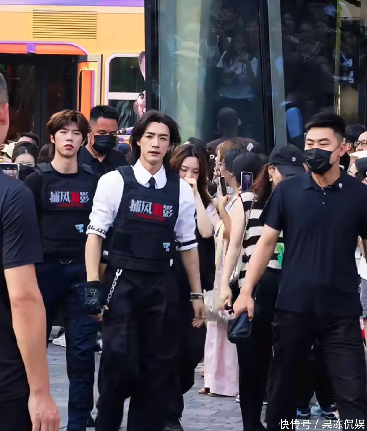 哎哟!此沙又进化了,穿防刺服教散打帅呆了,人群中最靓的仔 - 360娱乐,你开心就好