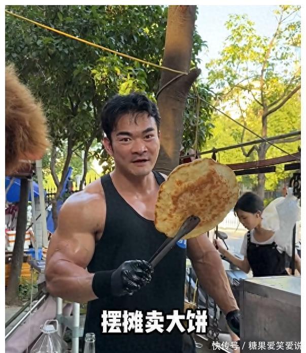 网红李维刚体验卖大饼，一天下来浑身是汗，感慨普通人赚钱不容易 - 360娱乐，你开心就好