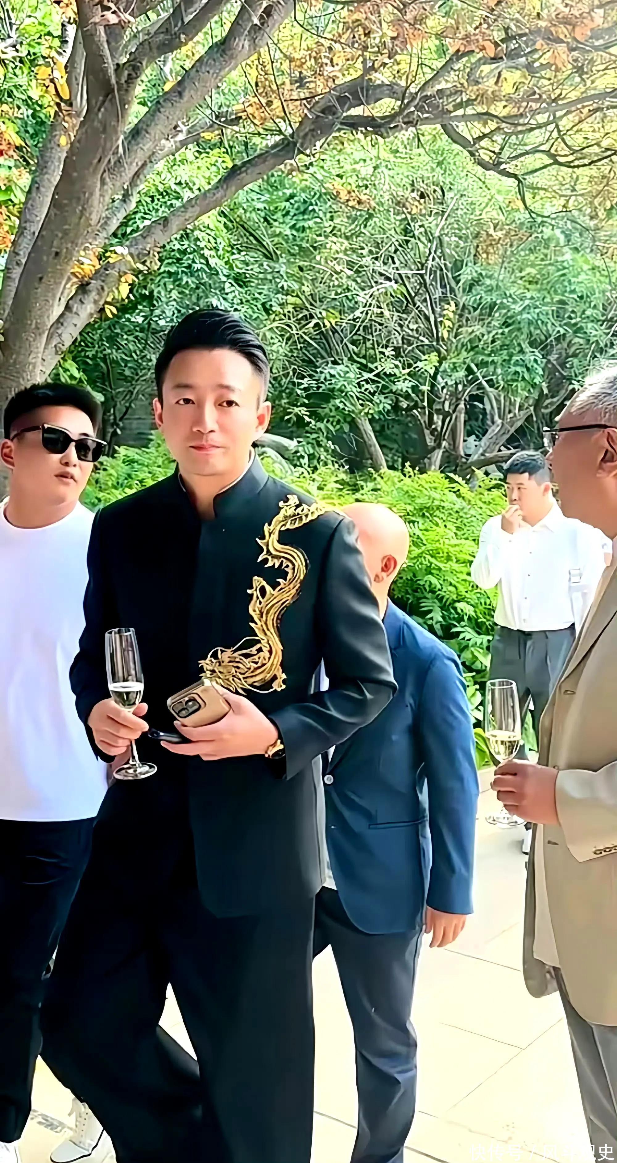 汪小菲大婚,父亲汪则翰夫妻罕见亮相,赵女士与张兰还是好闺蜜! - 360娱乐,你开心就好