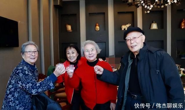 96岁高龄的“小白鸽”师伟现身,依稀可见当年的靓丽模样 - 360娱乐，你开心就好