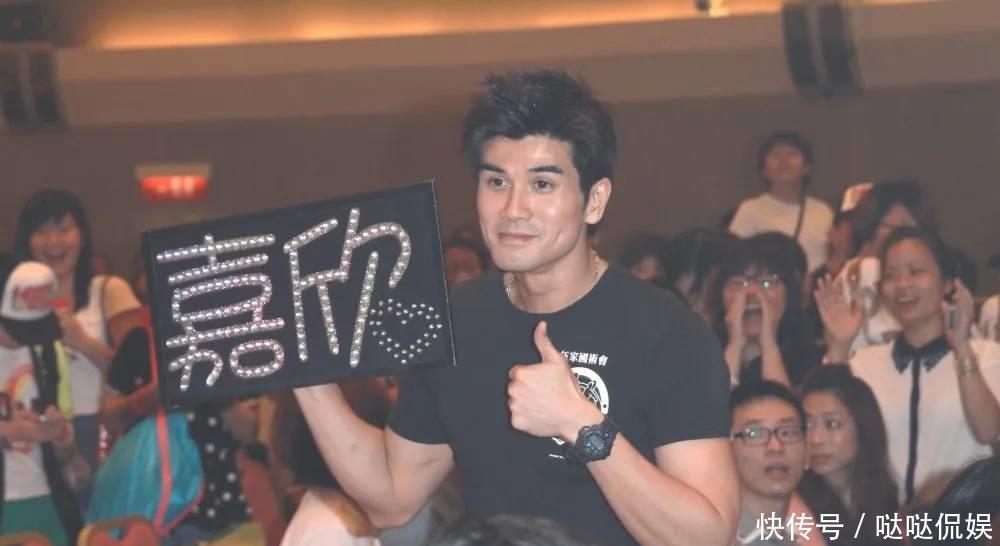 47岁港星伍允龙承认恋爱，女方模特出身相差13岁，通过朋友介绍认识 - 360娱乐，你开心就好