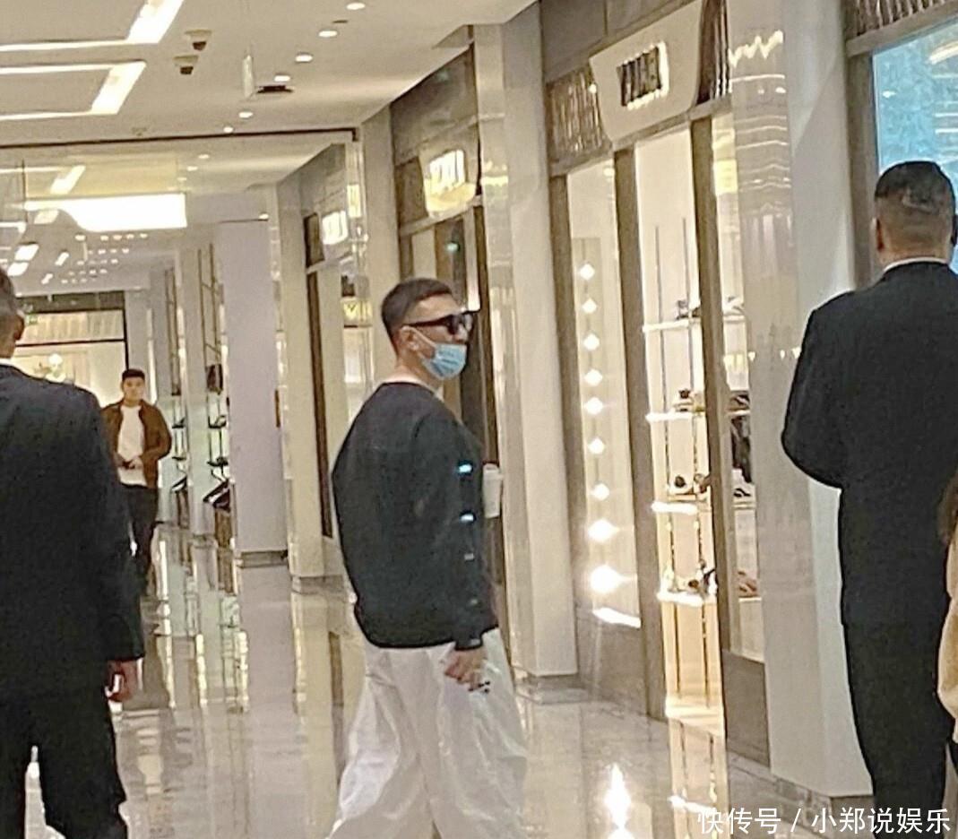 孙红雷夫妇商场购物揭秘：硬汉变女儿奴，妻子王骏迪背景不简单 - 360娱乐，你开心就好