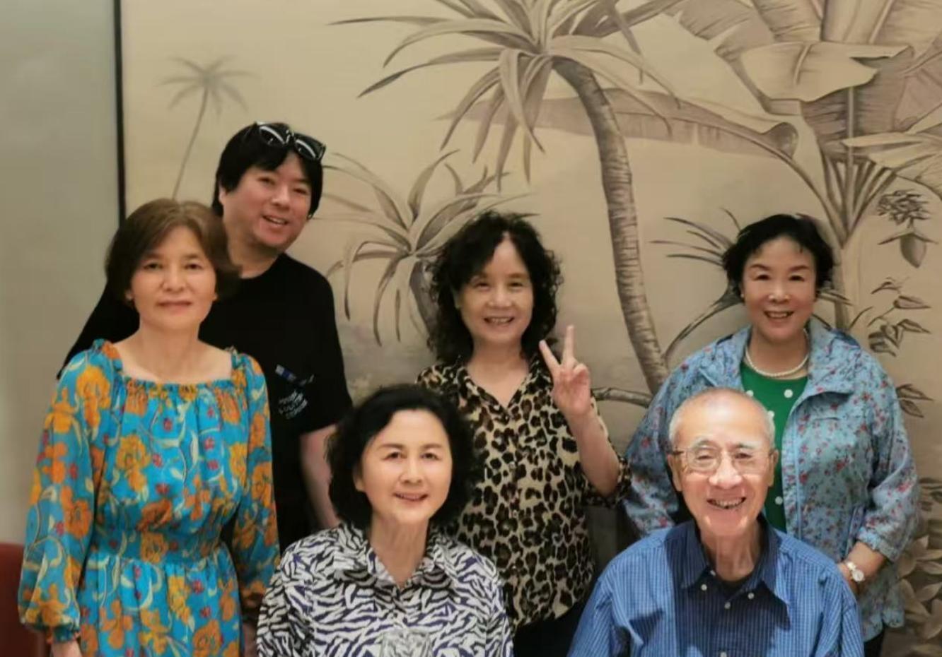 56岁高晓松与高中女友相约聚会，晒二人恋爱时合影，被嘲像两代人 - 360娱乐，你开心就好
