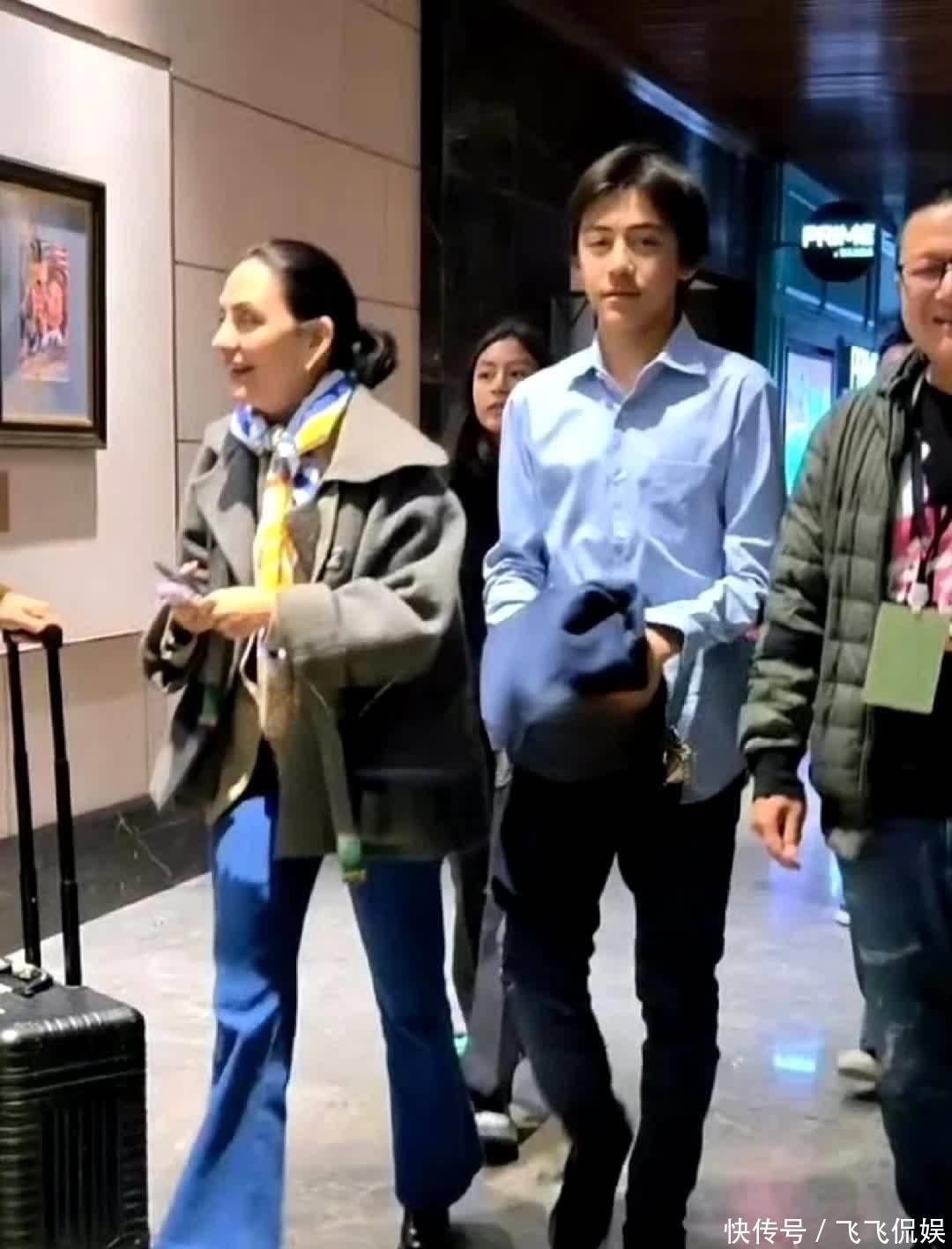 刘烨的儿子刘诺一,惊艳亮相法国新闻,播音主持专业前景详细分析 - 360娱乐,你开心就好