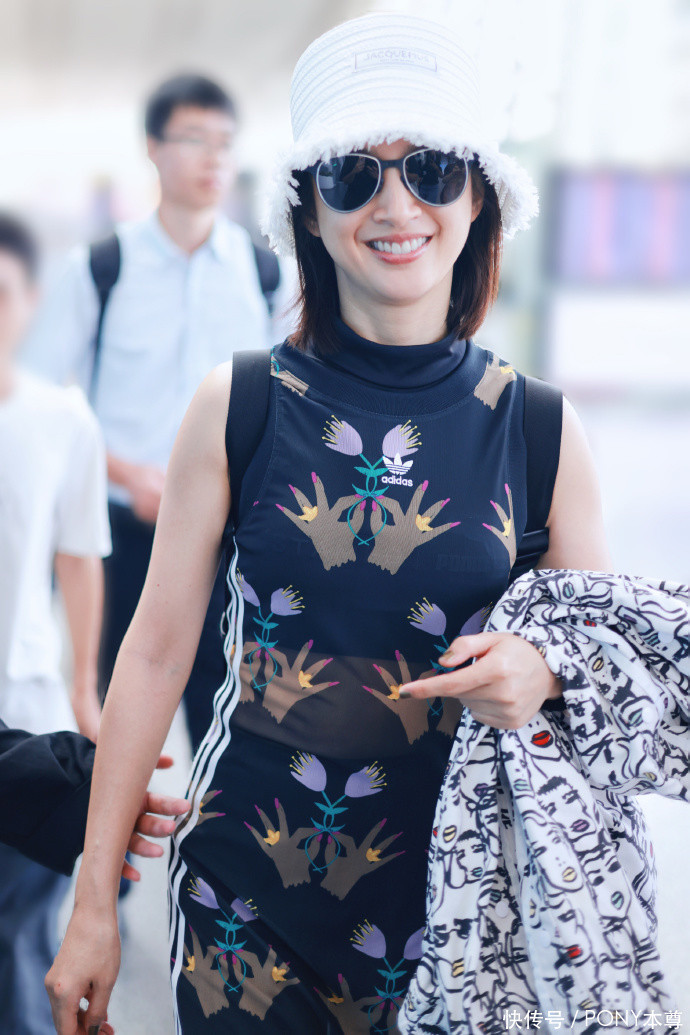 林依晨惊喜现身长沙机场!穿无袖印花三叶草长裙,戴渔夫帽好年轻