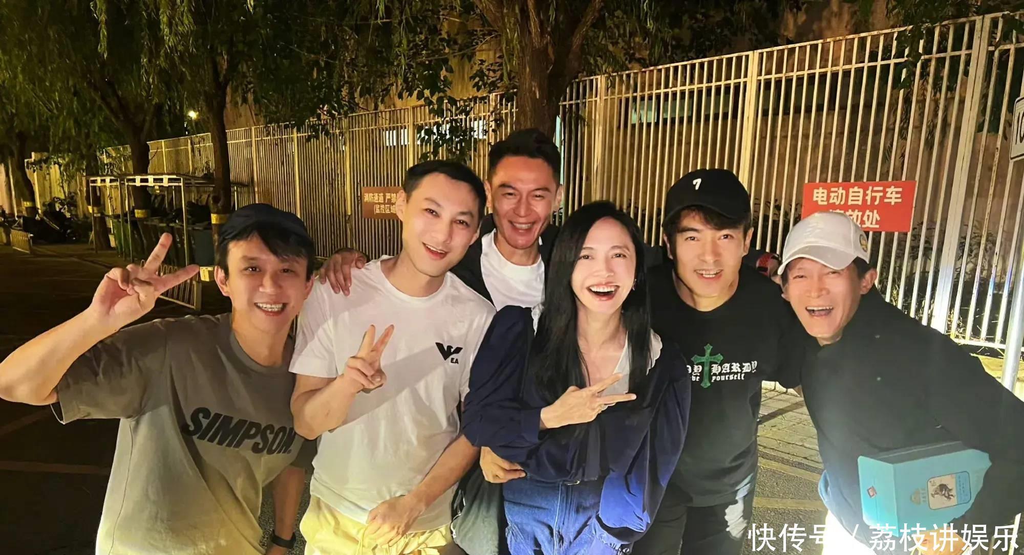 姚晨晒20年同学会,于波黄小蕾笑的花枝乱颤,与杨志刚不似同龄人 - 360娱乐,你开心就好