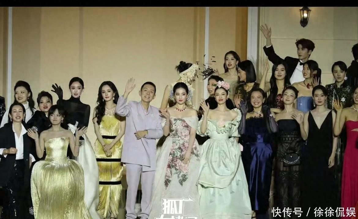 VOGUE盛典钟楚曦抢C位风波升级！杨幂黑脸！刘亦菲无视互动！ - 360娱乐，你开心就好