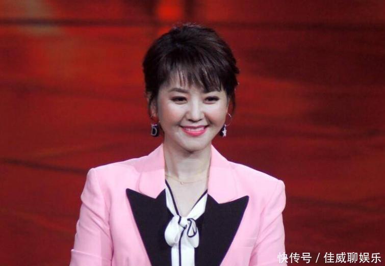 儿子杨初一在怀旧视频里喊话:"我妈说人生就像超市试吃,不多尝尝怎知