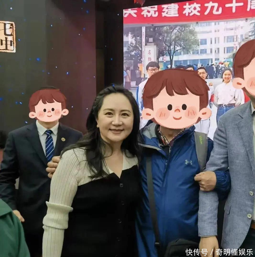 孟晚舟携老公现身成都校庆，54岁脸颊圆润很富贵相，老公很高很斯文！ - 360娱乐，你开心就好