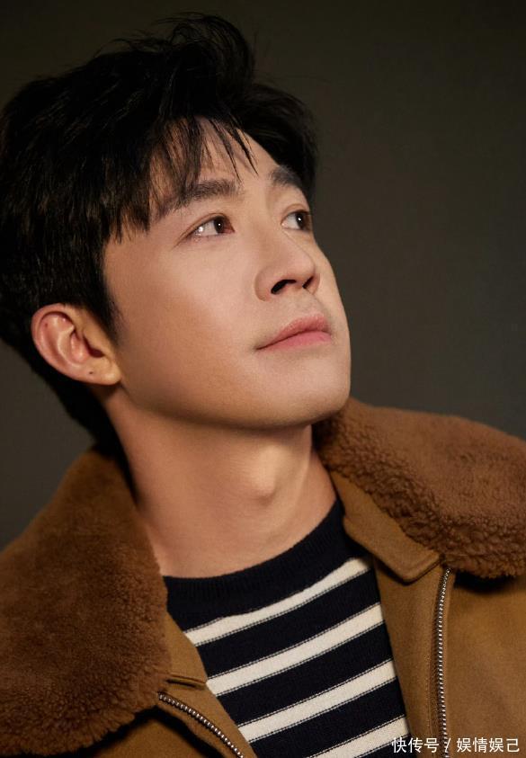 从2021年开始,俞灏明就多次被拍到和这女孩亲密同框.一起逛