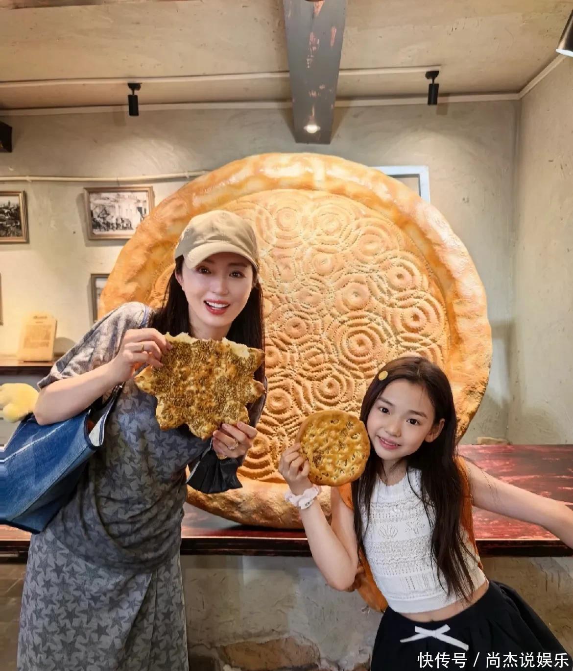 "当地人"佟丽娅带董璇和小酒窝新疆游玩!二人长得像但各有各美