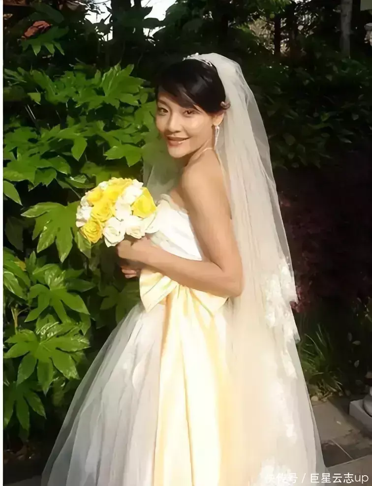 演员潘星谊:29岁意外离世,那个在她葬礼上微笑的父亲近况如何?