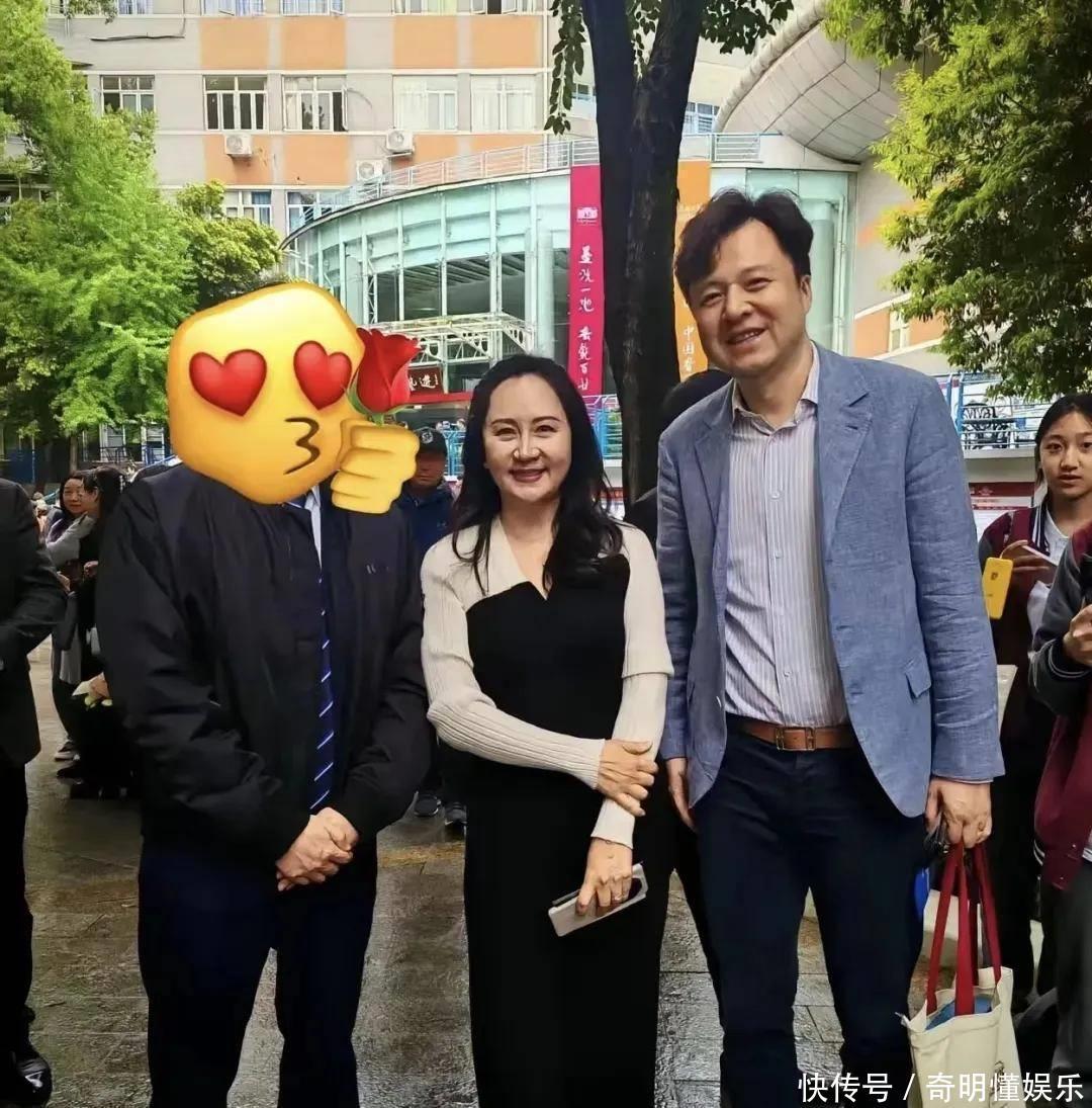 孟晚舟携老公现身成都校庆，54岁脸颊圆润很富贵相，老公很高很斯文！ - 360娱乐，你开心就好