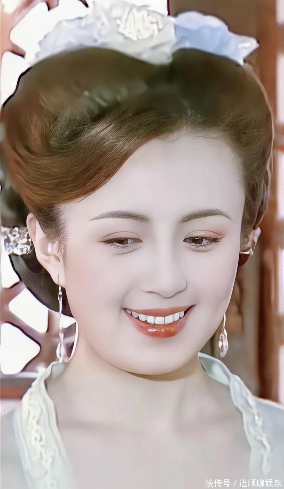 杨童舒:樱桃小口,眉如新月