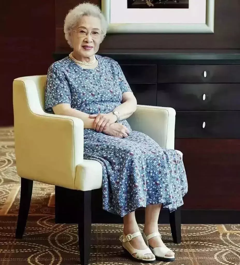 被秦怡奶奶的老年穿搭惊艳了,裙不配运动鞋,衣不穿简约,到老都优雅