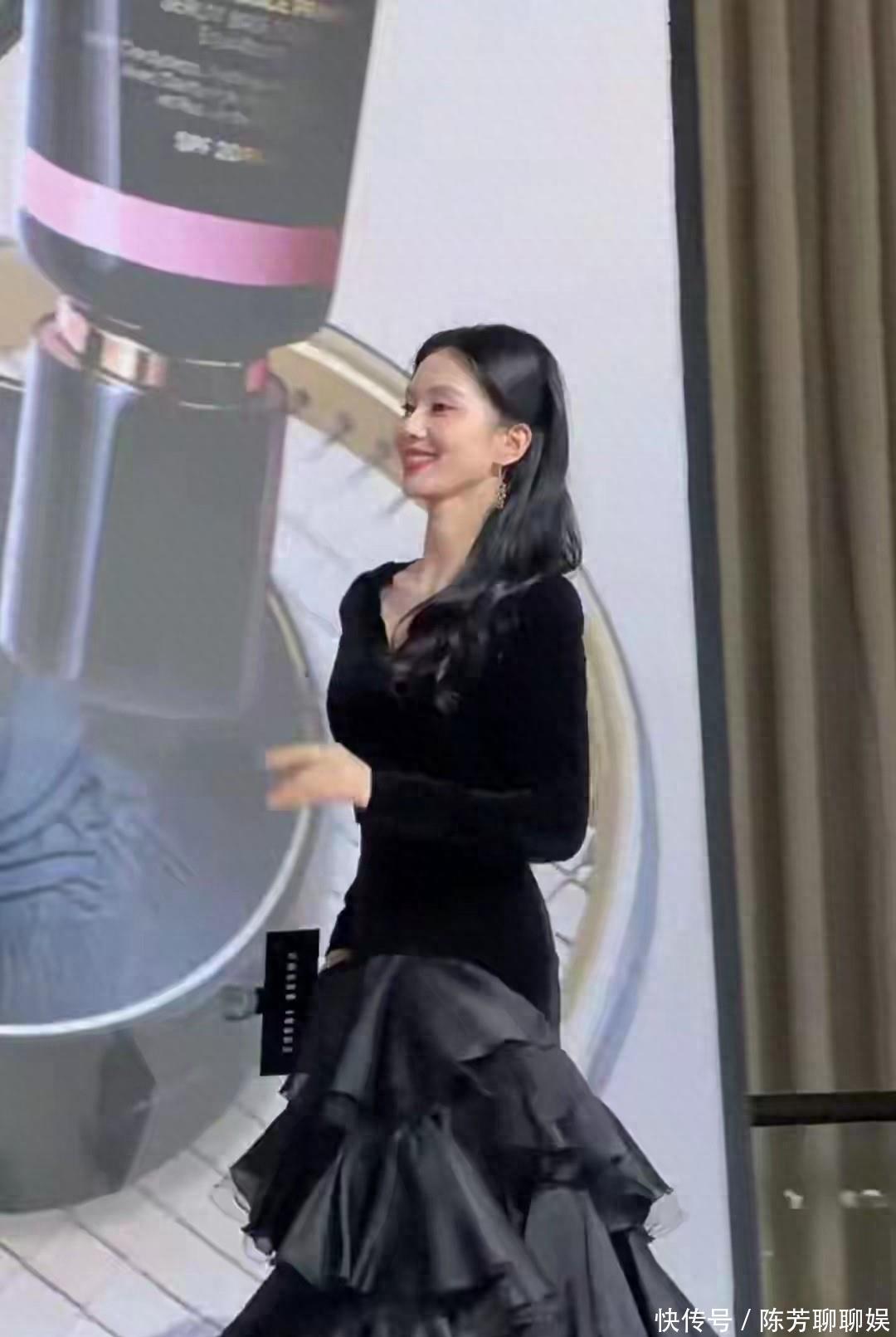刘诗诗亮相品牌活动,黑丝绒长裙配飘逸黑发尽显东方典雅气质 - 360娱乐,你开心就好