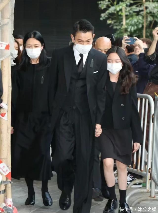 刘德华女儿现身爸爸的演唱会，12岁刘向蕙穿短裙秀美腿，是小美女 - 360娱乐，你开心就好