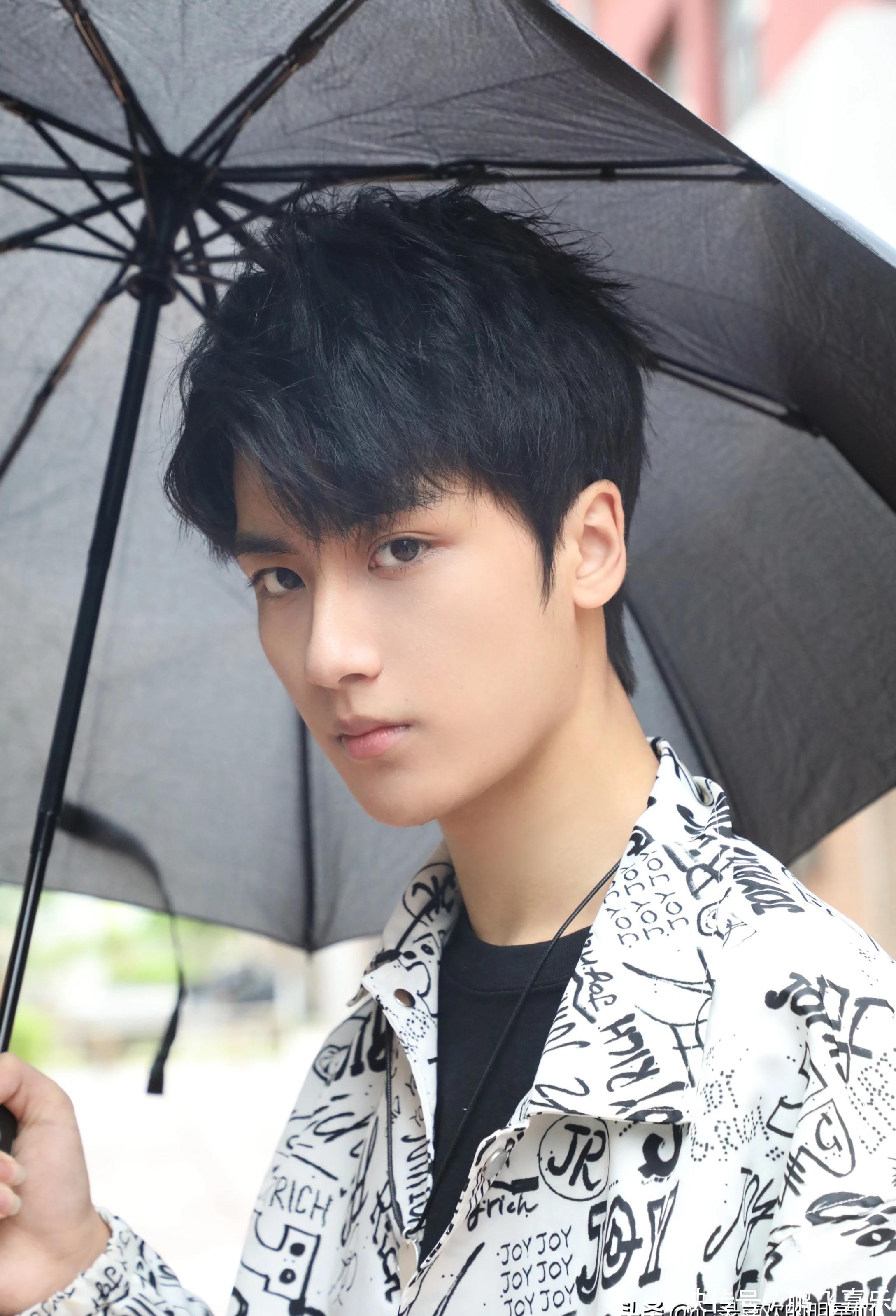 童星出道的边程阳光帅气迷人十足是一位非常年轻男演员未来可期!