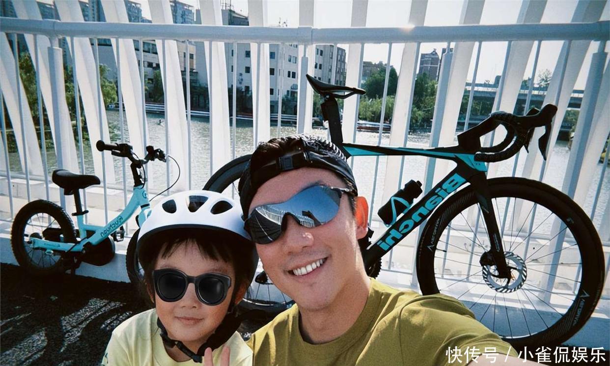 39岁郑恺晒全家叠手合照,甜蜜表白苗苗:结婚5周年快乐!